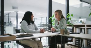 Gespreksbegeleiding of mediation bij ziekteverzuim? De verschillen en de waarde van beide interventies